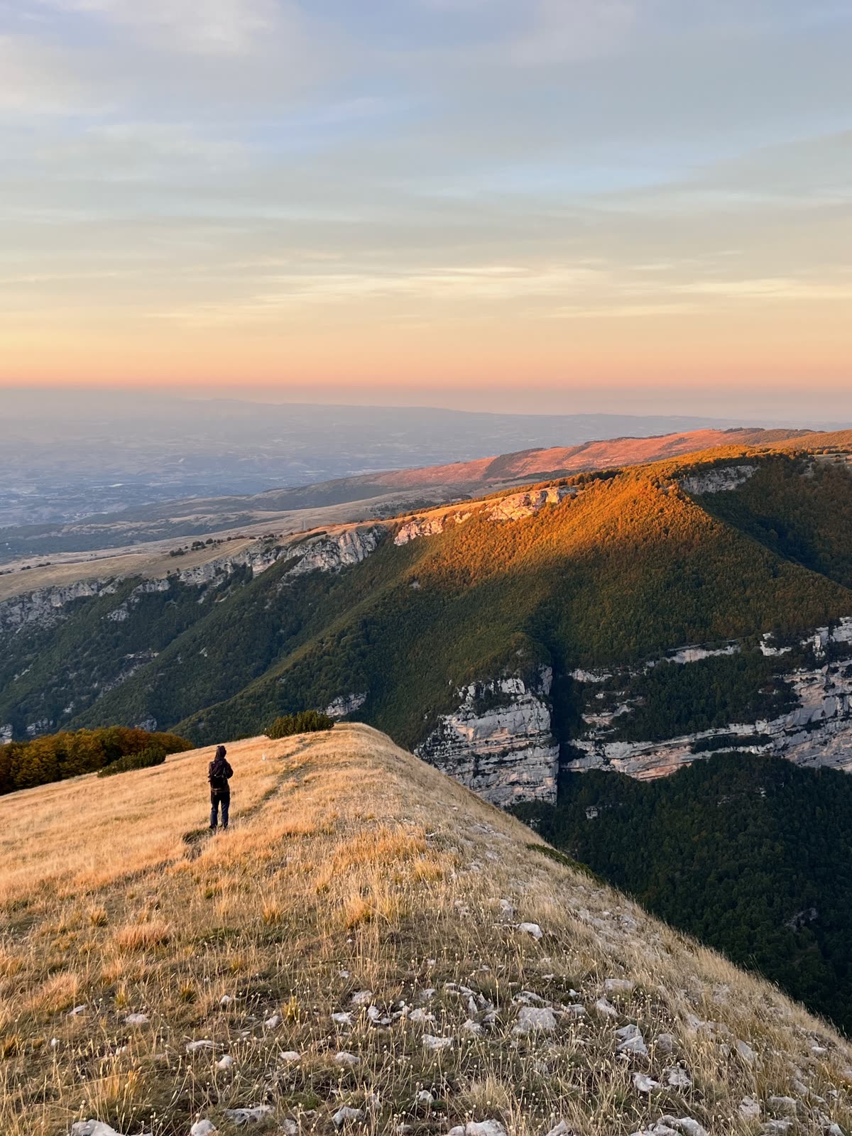 Escursionisti sui prati della Majella al tramonto vicino al Rifugio Paolo Barrasso