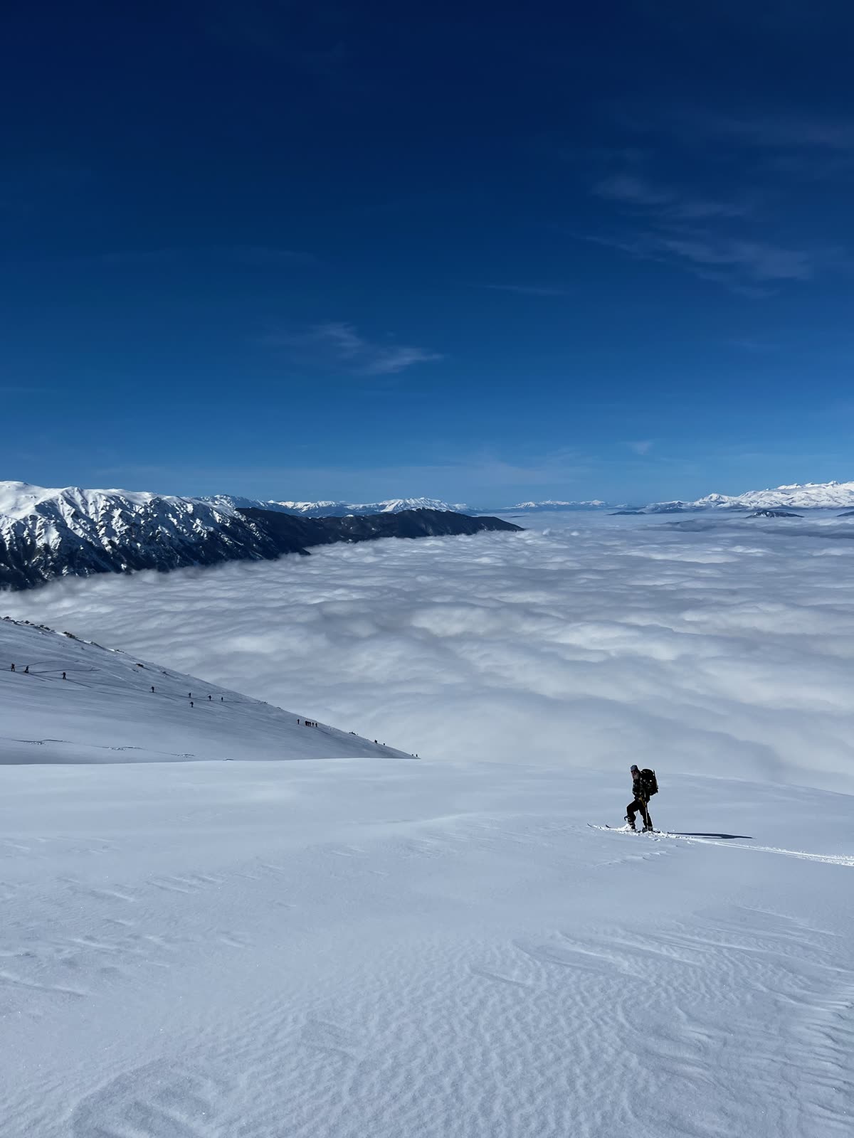 Sci alpinisti sulla neve con vista sulle montagne della Majella